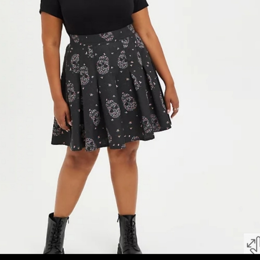 SKATER SKIRT - PLEATED TWILL FLORAL SKULL BLACK